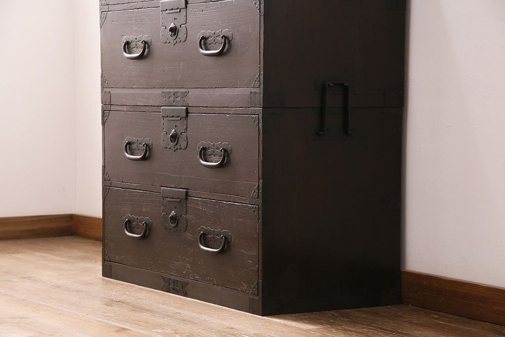 明治期の重ね箪笥の見た目を変えずに綺麗にリペア!可動部の調整、傷んだ木部を交換。現状に近しい色味に着色し仕上げ。(時代箪笥、衣装タンス、収納箪笥)