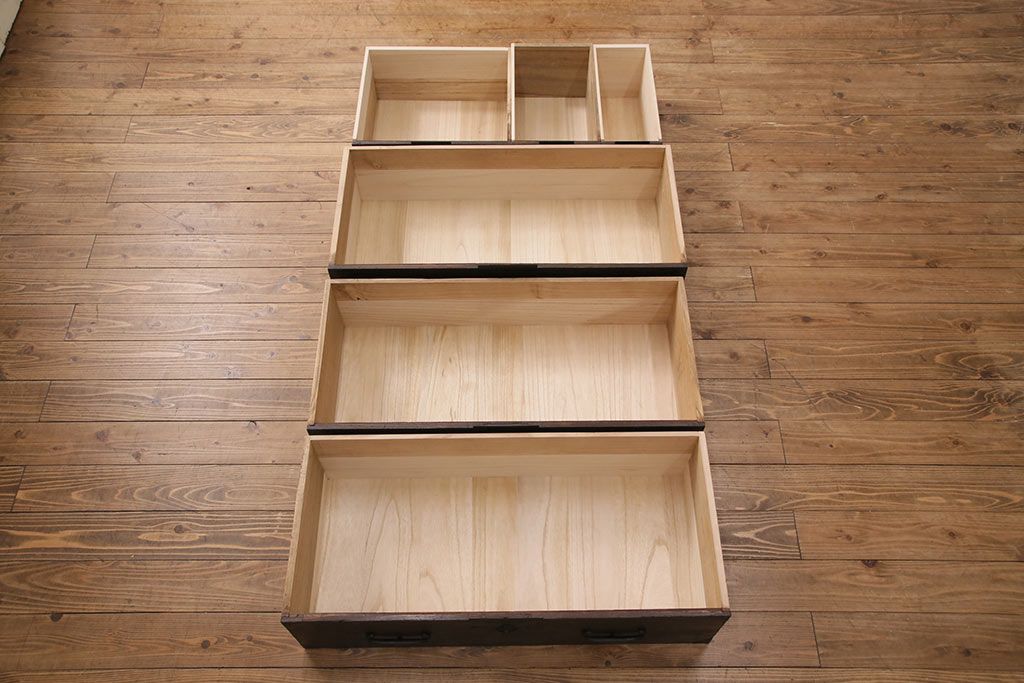 明治期の重ね箪笥の見た目を変えずに綺麗にリペア!可動部の調整、傷んだ木部を交換。現状に近しい色味に着色し仕上げ。(時代箪笥、衣装タンス、収納箪笥)