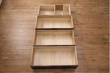 明治期の重ね箪笥の見た目を変えずに綺麗にリペア!可動部の調整、傷んだ木部を交換。現状に近しい色味に着色し仕上げ。(時代箪笥、衣装タンス、収納箪笥)