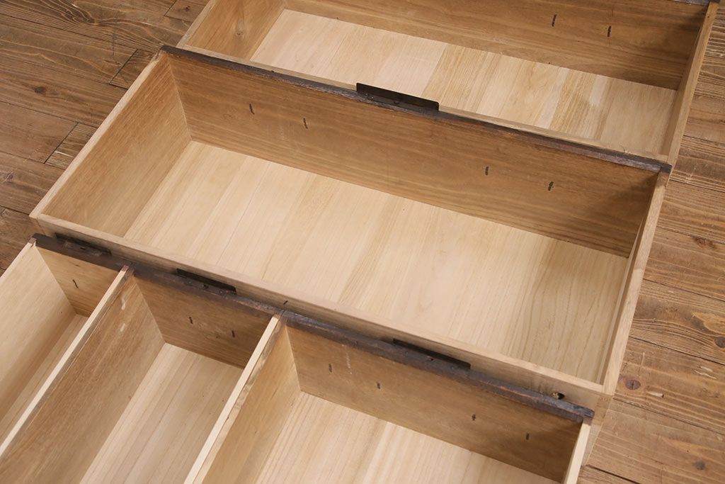 明治期の重ね箪笥の見た目を変えずに綺麗にリペア!可動部の調整、傷んだ木部を交換。現状に近しい色味に着色し仕上げ。(時代箪笥、衣装タンス、収納箪笥)