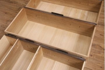 明治期の重ね箪笥の見た目を変えずに綺麗にリペア!可動部の調整、傷んだ木部を交換。現状に近しい色味に着色し仕上げ。(時代箪笥、衣装タンス、収納箪笥)