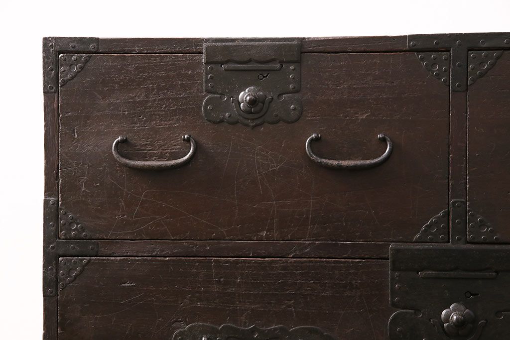 明治期の重ね箪笥の見た目を変えずに綺麗にリペア!可動部の調整、傷んだ木部を交換。現状に近しい色味に着色し仕上げ。(時代箪笥、衣装タンス、収納箪笥)