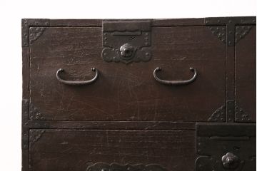 明治期の重ね箪笥の見た目を変えずに綺麗にリペア!可動部の調整、傷んだ木部を交換。現状に近しい色味に着色し仕上げ。(時代箪笥、衣装タンス、収納箪笥)