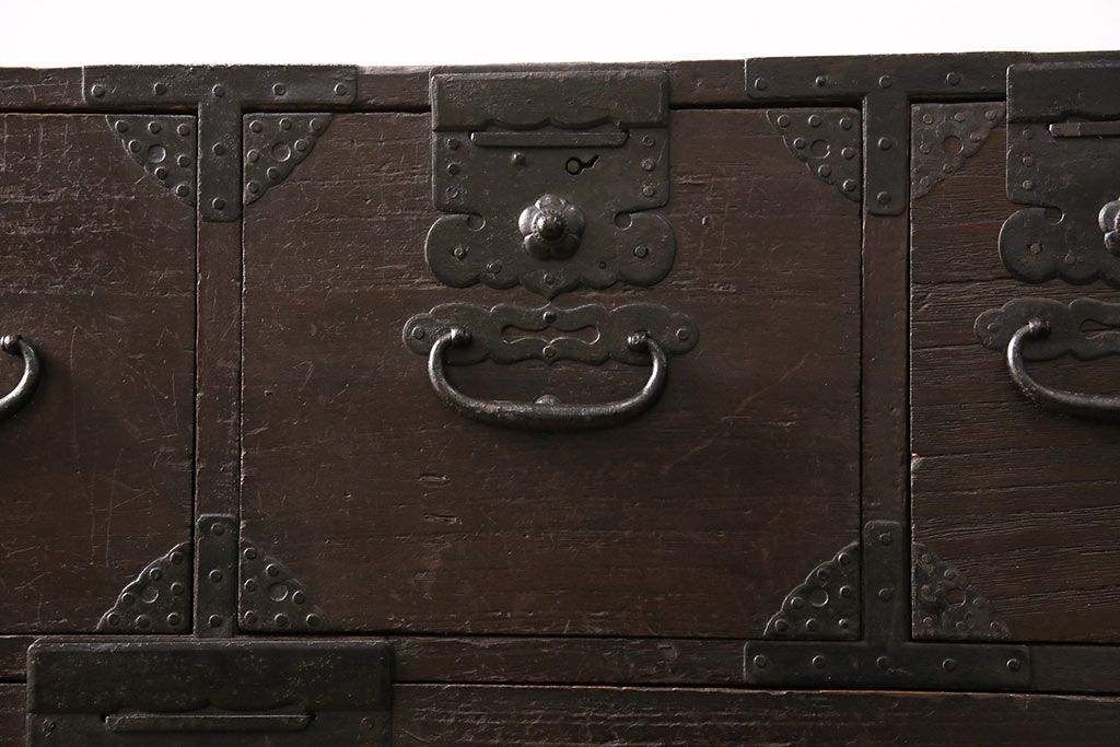 明治期の重ね箪笥の見た目を変えずに綺麗にリペア!可動部の調整、傷んだ木部を交換。現状に近しい色味に着色し仕上げ。(時代箪笥、衣装タンス、収納箪笥)