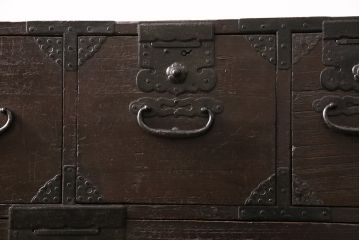 明治期の重ね箪笥の見た目を変えずに綺麗にリペア!可動部の調整、傷んだ木部を交換。現状に近しい色味に着色し仕上げ。(時代箪笥、衣装タンス、収納箪笥)