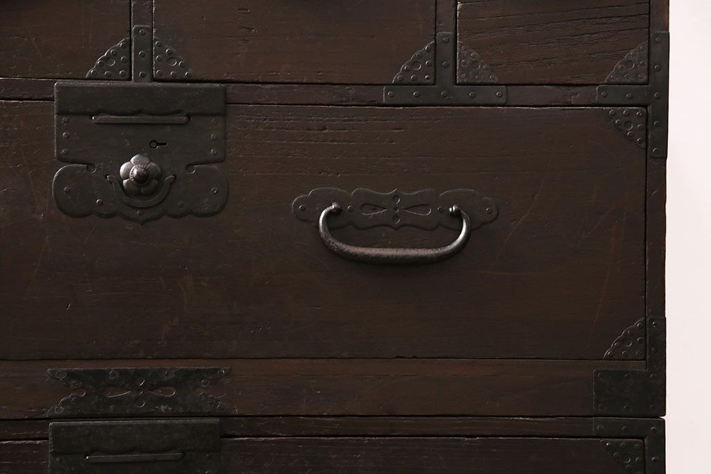 明治期の重ね箪笥の見た目を変えずに綺麗にリペア!可動部の調整、傷んだ木部を交換。現状に近しい色味に着色し仕上げ。(時代箪笥、衣装タンス、収納箪笥)