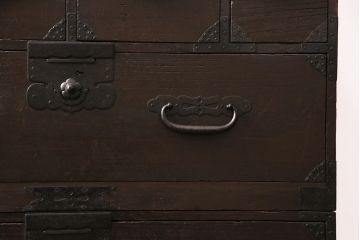 明治期の重ね箪笥の見た目を変えずに綺麗にリペア!可動部の調整、傷んだ木部を交換。現状に近しい色味に着色し仕上げ。(時代箪笥、衣装タンス、収納箪笥)