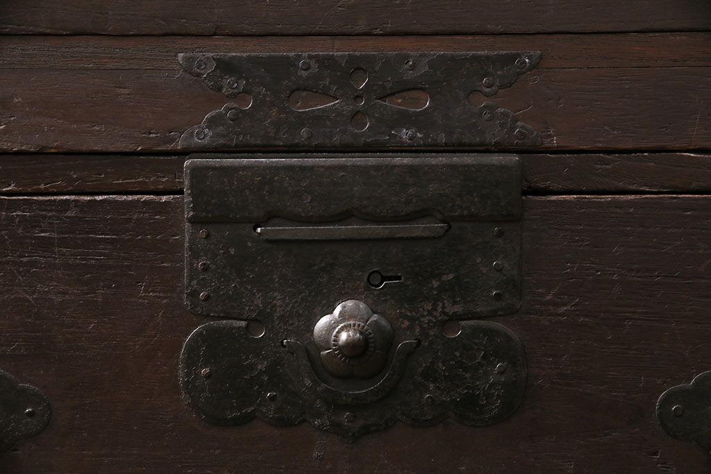 明治期の重ね箪笥の見た目を変えずに綺麗にリペア!可動部の調整、傷んだ木部を交換。現状に近しい色味に着色し仕上げ。(時代箪笥、衣装タンス、収納箪笥)