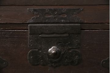 明治期の重ね箪笥の見た目を変えずに綺麗にリペア!可動部の調整、傷んだ木部を交換。現状に近しい色味に着色し仕上げ。(時代箪笥、衣装タンス、収納箪笥)