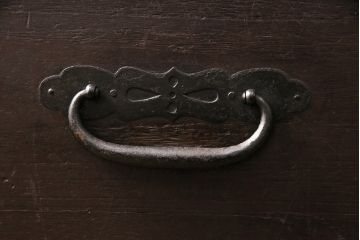 明治期の重ね箪笥の見た目を変えずに綺麗にリペア!可動部の調整、傷んだ木部を交換。現状に近しい色味に着色し仕上げ。(時代箪笥、衣装タンス、収納箪笥)