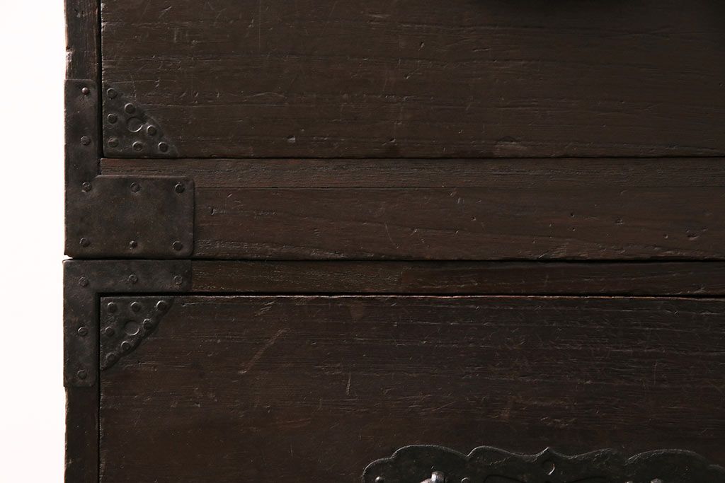 明治期の重ね箪笥の見た目を変えずに綺麗にリペア!可動部の調整、傷んだ木部を交換。現状に近しい色味に着色し仕上げ。(時代箪笥、衣装タンス、収納箪笥)