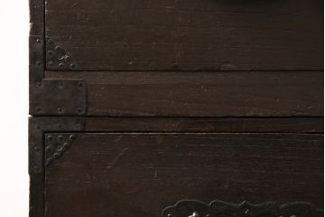 明治期の重ね箪笥の見た目を変えずに綺麗にリペア!可動部の調整、傷んだ木部を交換。現状に近しい色味に着色し仕上げ。(時代箪笥、衣装タンス、収納箪笥)