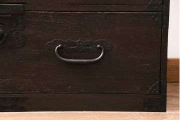 明治期の重ね箪笥の見た目を変えずに綺麗にリペア!可動部の調整、傷んだ木部を交換。現状に近しい色味に着色し仕上げ。(時代箪笥、衣装タンス、収納箪笥)
