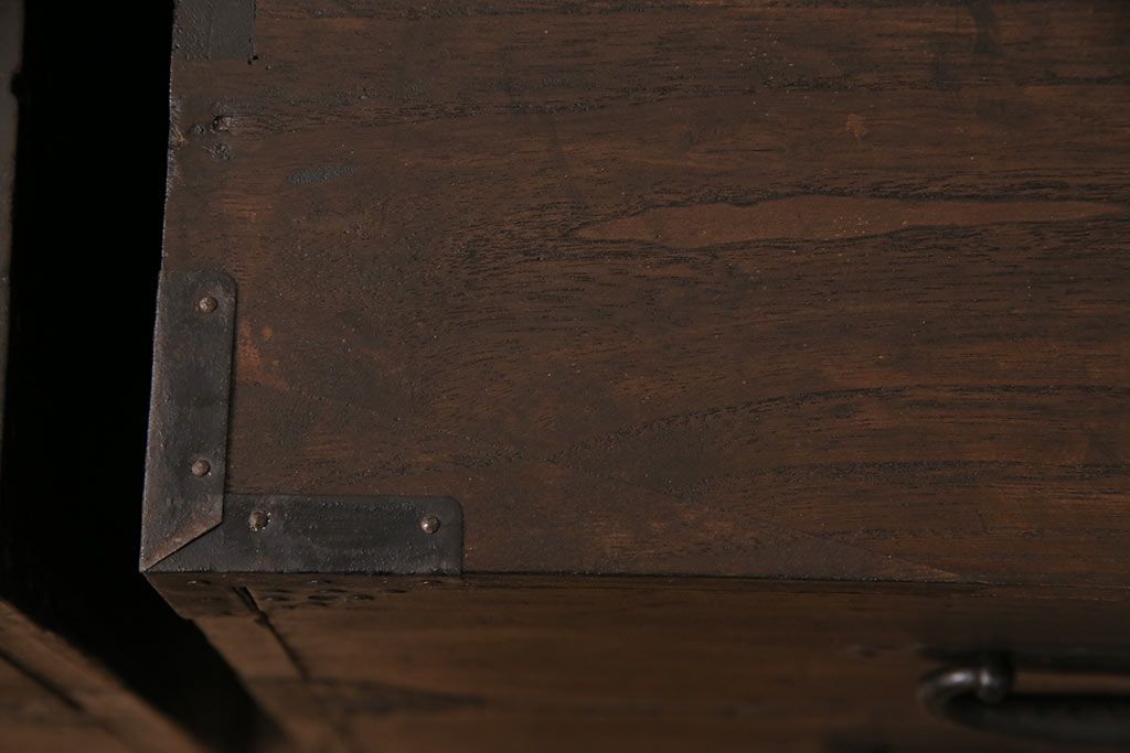 明治期の重ね箪笥の見た目を変えずに綺麗にリペア!可動部の調整、傷んだ木部を交換。現状に近しい色味に着色し仕上げ。(時代箪笥、衣装タンス、収納箪笥)