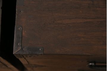 明治期の重ね箪笥の見た目を変えずに綺麗にリペア!可動部の調整、傷んだ木部を交換。現状に近しい色味に着色し仕上げ。(時代箪笥、衣装タンス、収納箪笥)