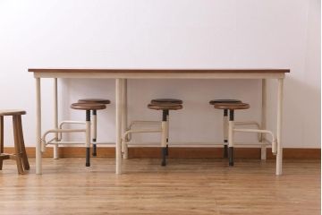 格納スツール6脚付きテーブルをリペア&カスタム!可動部の調整を行い、アンティークホワイトのペイント仕上げ。(ダイニングテーブル、椅子)