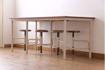 格納スツール6脚付きテーブルをリペア&カスタム!可動部の調整を行い、アンティークホワイトのペイント仕上げ。(ダイニングテーブル、椅子)