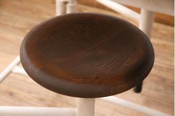 格納スツール6脚付きテーブルをリペア&カスタム!可動部の調整を行い、アンティークホワイトのペイント仕上げ。(ダイニングテーブル、椅子)