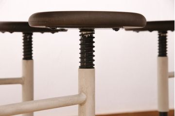 格納スツール6脚付きテーブルをリペア&カスタム!可動部の調整を行い、アンティークホワイトのペイント仕上げ。(ダイニングテーブル、椅子)