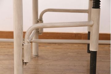 格納スツール6脚付きテーブルをリペア&カスタム!可動部の調整を行い、アンティークホワイトのペイント仕上げ。(ダイニングテーブル、椅子)