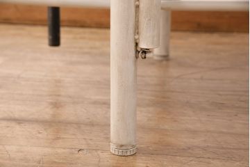 格納スツール6脚付きテーブルをリペア&カスタム!可動部の調整を行い、アンティークホワイトのペイント仕上げ。(ダイニングテーブル、椅子)