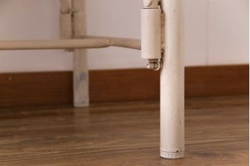 格納スツール6脚付きテーブルをリペア&カスタム!可動部の調整を行い、アンティークホワイトのペイント仕上げ。(ダイニングテーブル、椅子)
