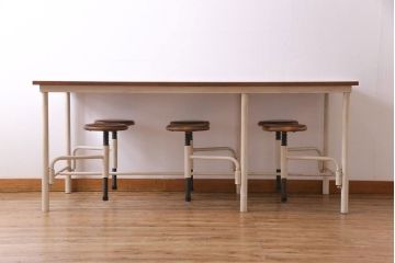 格納スツール6脚付きテーブルをリペア&カスタム!可動部の調整を行い、アンティークホワイトのペイント仕上げ。(ダイニングテーブル、椅子)