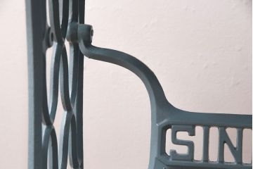 ミシンの鉄脚をリペア&カスタム!ウォールナット材の天板を取り付け、ミシンテーブルにリメイク。鉄脚はくすんだライトブルーにペイント仕上げ。(カフェテーブル、コーヒーテーブル、コンソールテーブル、サイドテーブル)