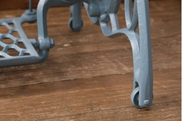 ミシンの鉄脚をリペア&カスタム!ウォールナット材の天板を取り付け、ミシンテーブルにリメイク。鉄脚はくすんだライトブルーにペイント仕上げ。(カフェテーブル、コーヒーテーブル、コンソールテーブル、サイドテーブル)