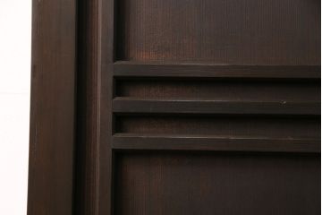 大正昭和初期の板戸2枚をリペア&カスタム!それぞれ設置場所に合わせてリサイズ。当店商品を参考に着色し仕上げ。(引き戸、建具)