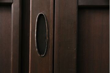 大正昭和初期の板戸2枚をリペア&カスタム!それぞれ設置場所に合わせてリサイズ。当店商品を参考に着色し仕上げ。(引き戸、建具)