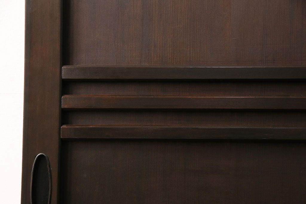 大正昭和初期の板戸2枚をリペア&カスタム!それぞれ設置場所に合わせてリサイズ。当店商品を参考に着色し仕上げ。(引き戸、建具)