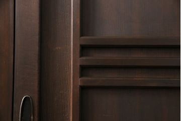 大正昭和初期の板戸2枚をリペア&カスタム!それぞれ設置場所に合わせてリサイズ。当店商品を参考に着色し仕上げ。(引き戸、建具)