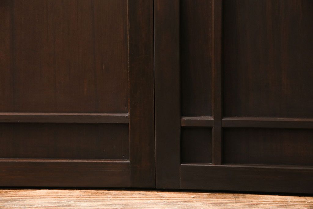 大正昭和初期の板戸2枚をリペア&カスタム!それぞれ設置場所に合わせてリサイズ。当店商品を参考に着色し仕上げ。(引き戸、建具)