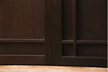 大正昭和初期の板戸2枚をリペア&カスタム!それぞれ設置場所に合わせてリサイズ。当店商品を参考に着色し仕上げ。(引き戸、建具)