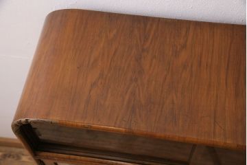 イギリスアンティークのキャビネットをリペア&カスタム!底板は張地を撤去。1トーン落ち着いた色味に着色し仕上げ。(ショーケース、飾り棚)