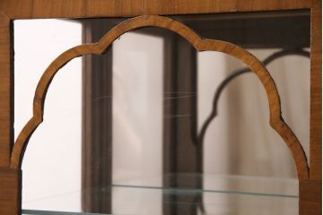 イギリスアンティークのキャビネットをリペア&カスタム!底板は張地を撤去。1トーン落ち着いた色味に着色し仕上げ。(ショーケース、飾り棚)
