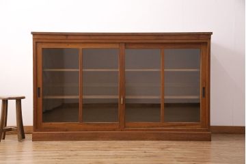 戸棚をリペア&カスタム!ヒノキ無垢材の天板を取り付け。建具のガラスはクリアガラスに変更。台輪を新たに製作。背板は杉材に張り替え。現状の色味に合わせて着色し、蜜蝋ワックス仕上げ。(収納棚、キャビネット、食器棚)