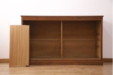 戸棚をリペア&カスタム!ヒノキ無垢材の天板を取り付け。建具のガラスはクリアガラスに変更。台輪を新たに製作。背板は杉材に張り替え。現状の色味に合わせて着色し、蜜蝋ワックス仕上げ。(収納棚、キャビネット、食器棚)