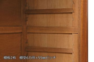 戸棚をリペア&カスタム!ヒノキ無垢材の天板を取り付け。建具のガラスはクリアガラスに変更。台輪を新たに製作。背板は杉材に張り替え。現状の色味に合わせて着色し、蜜蝋ワックス仕上げ。(収納棚、キャビネット、食器棚)