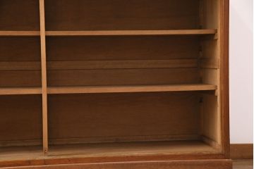 戸棚をリペア&カスタム!ヒノキ無垢材の天板を取り付け。建具のガラスはクリアガラスに変更。台輪を新たに製作。背板は杉材に張り替え。現状の色味に合わせて着色し、蜜蝋ワックス仕上げ。(収納棚、キャビネット、食器棚)