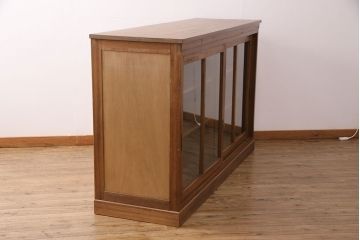戸棚をリペア&カスタム!ヒノキ無垢材の天板を取り付け。建具のガラスはクリアガラスに変更。台輪を新たに製作。背板は杉材に張り替え。現状の色味に合わせて着色し、蜜蝋ワックス仕上げ。(収納棚、キャビネット、食器棚)