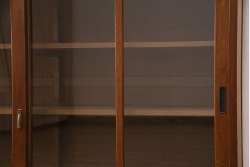 戸棚をリペア&カスタム!ヒノキ無垢材の天板を取り付け。建具のガラスはクリアガラスに変更。台輪を新たに製作。背板は杉材に張り替え。現状の色味に合わせて着色し、蜜蝋ワックス仕上げ。(収納棚、キャビネット、食器棚)