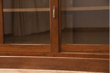 戸棚をリペア&カスタム!ヒノキ無垢材の天板を取り付け。建具のガラスはクリアガラスに変更。台輪を新たに製作。背板は杉材に張り替え。現状の色味に合わせて着色し、蜜蝋ワックス仕上げ。(収納棚、キャビネット、食器棚)