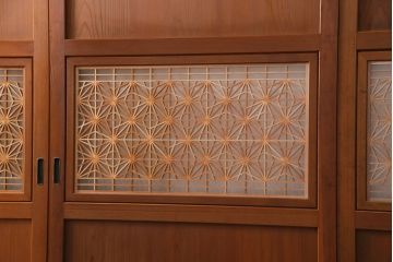 組子入り帯戸4枚をリペア&カスタム!設置場所に合わせてリサイズ。戸車を取り付け。帯部分のガラスをクリアガラスに変更。(引き戸、建具)