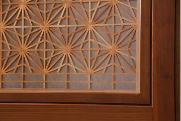 組子入り帯戸4枚をリペア&カスタム!設置場所に合わせてリサイズ。戸車を取り付け。帯部分のガラスをクリアガラスに変更。(引き戸、建具)