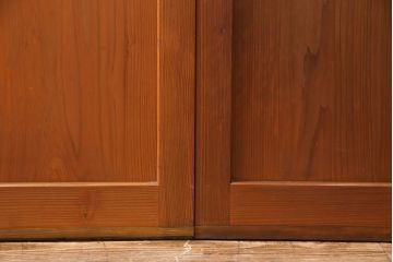 組子入り帯戸4枚をリペア&カスタム!設置場所に合わせてリサイズ。戸車を取り付け。帯部分のガラスをクリアガラスに変更。(引き戸、建具)