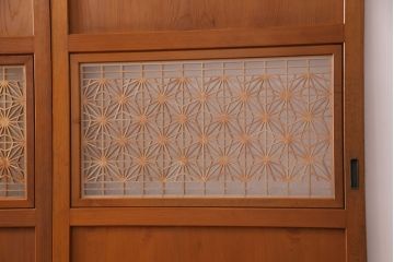 組子入り帯戸4枚をリペア&カスタム!設置場所に合わせてリサイズ。戸車を取り付け。帯部分のガラスをクリアガラスに変更。(引き戸、建具)