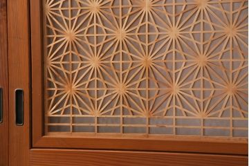 組子入り帯戸4枚をリペア&カスタム!設置場所に合わせてリサイズ。戸車を取り付け。帯部分のガラスをクリアガラスに変更。(引き戸、建具)