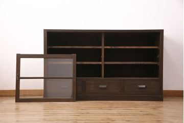 昭和中期の戸棚をリペア&カスタム!収納部をセパレートさせ、可動式の棚板を設置。建具はクリアガラスを組み入れ。引き手は黒染をして取り付け。濃い茶色で着色し仕上げ。(サイドボード、食器棚、収納棚)